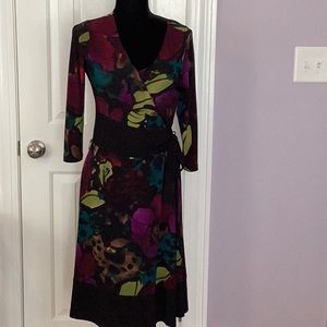Stunning Jones NY WRAP DRESS. Black background/multi color print. Sz 8.